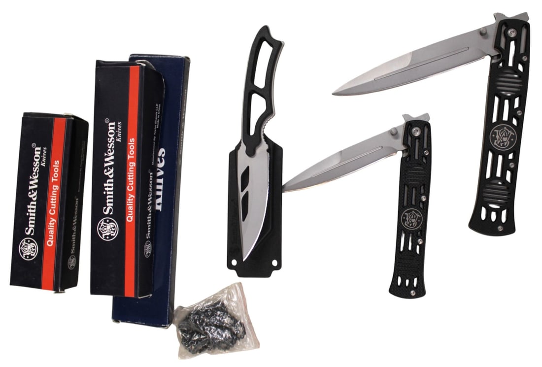 3 Smith and Wesson Knives, neck knife: 3 Smith and Wesson Knives, neck knife and others with boxes