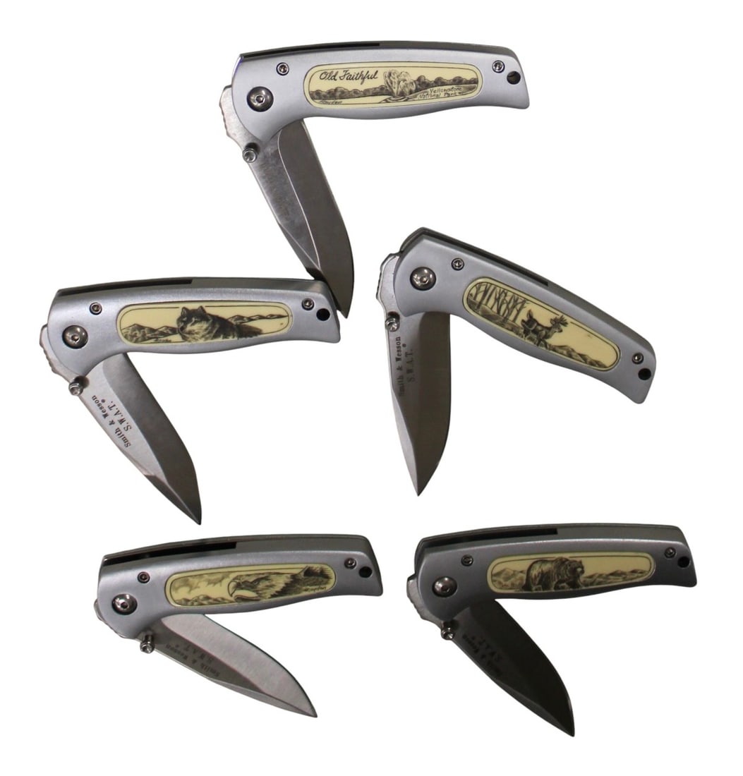 5 Smith and Wesson scrimshaw knives, Swat: 5 Smith and Wesson assorted scrimshaw knives, Swat and others in boxes
