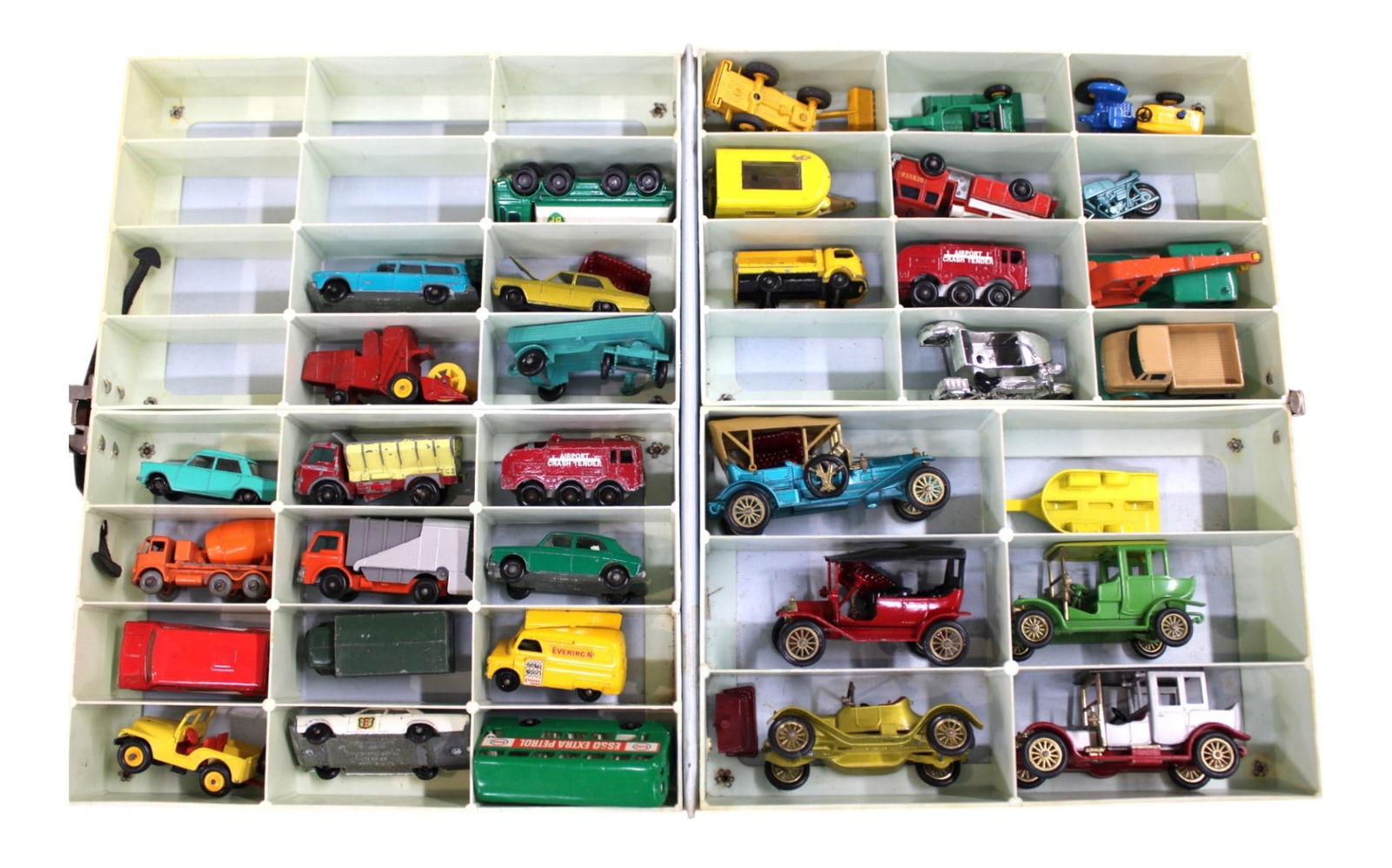 Vtg Lesney 34 mini cars in case (1 of 3)