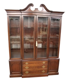 Hickory Amer. Masterpiece 2pc mahogany china cabinet