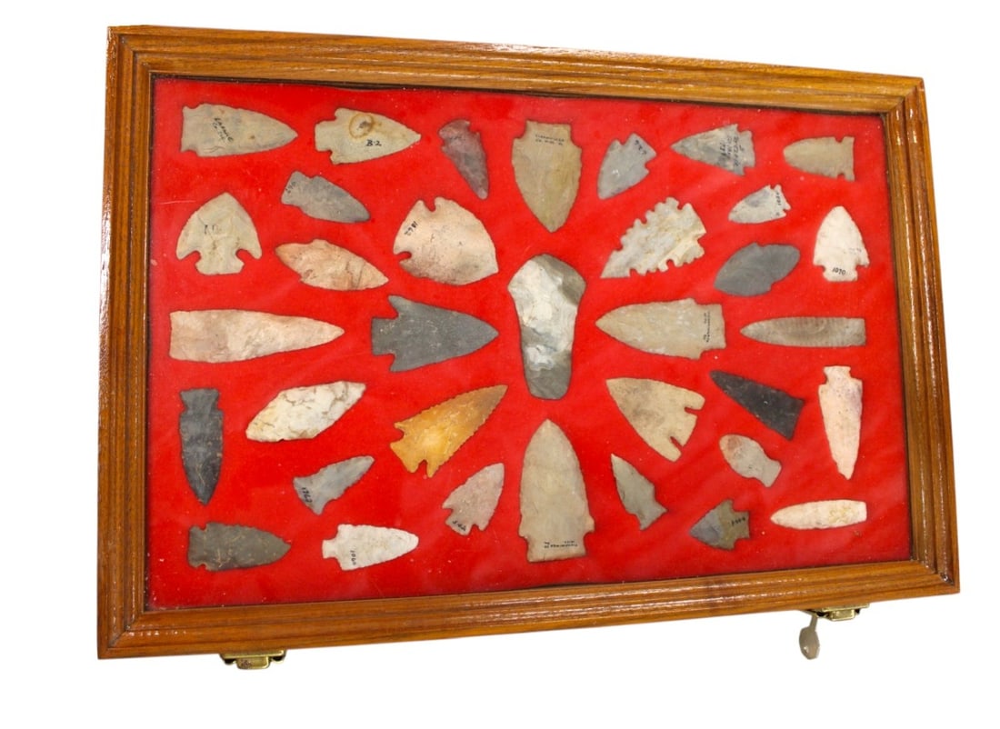 Native Amer. artifacts arrow heads in oak case (1 of 3)