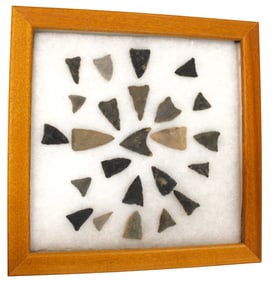 Native Amer. artifacts arrow heads in pine case