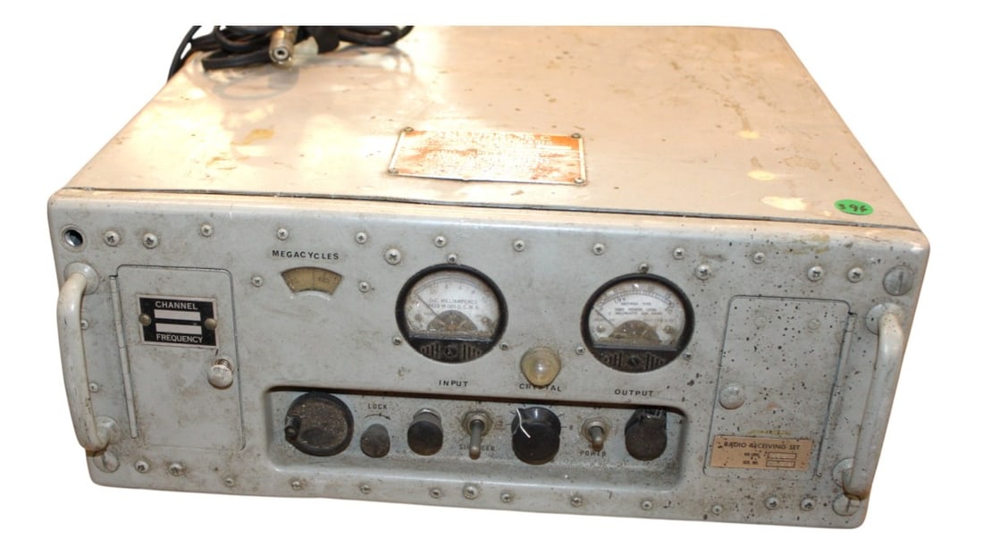 Vtg. US Navy AN/URR-35C Radio Receiver (1 of 4)