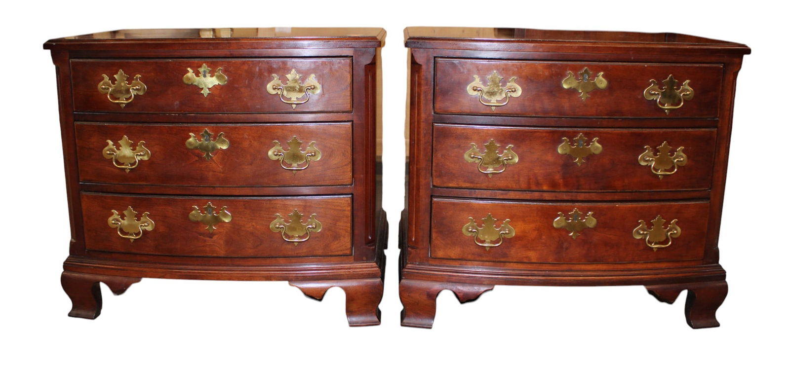 Pair of Henredon solid mahogany 3 drawer bow front nightstands (1 of 10)