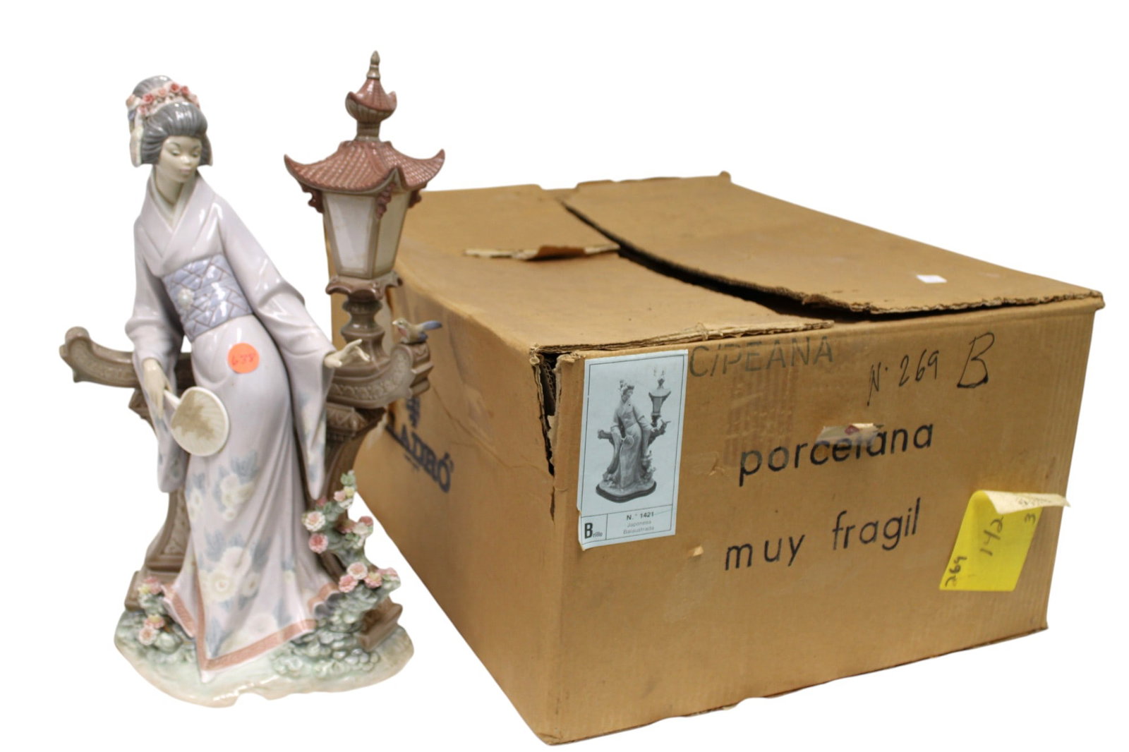 Vtg large Lladro Brillo No. 1421 Japonesa Balaustrada: Vintage large Lladro Brillo No. 1421 Japonesa Balaustrada with original box. Box 10"h x 20.5"w x 16"w