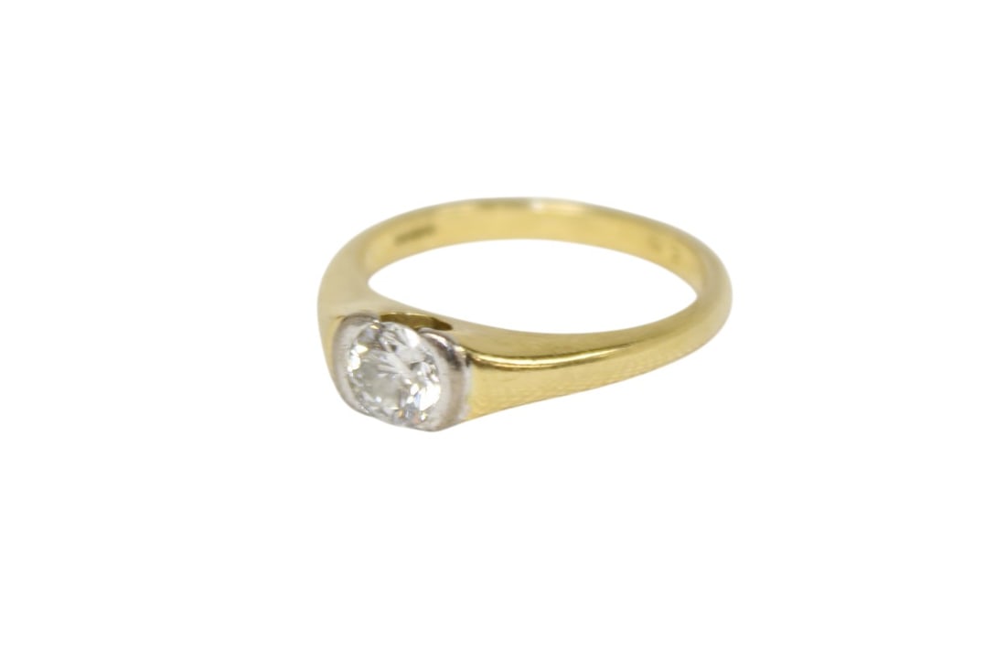18k yellow gold and diamond solitaire ring size 7.5 (1 of 4)