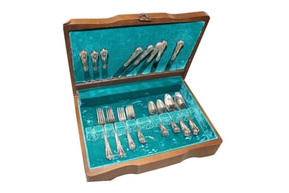 42 piece vintage flatware in case, Canada Kings Plate