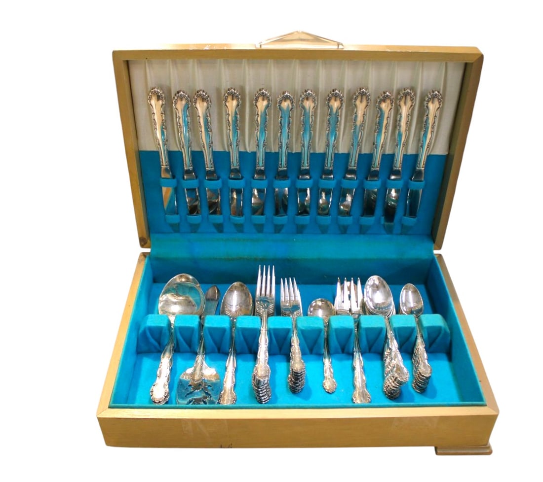64pc 1881 Rogers Flatware in wood box (1 of 4)