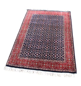 6'x4' hand stitched rug, no noticeable issues.