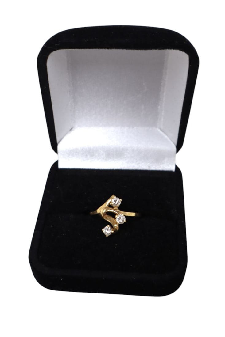 Beautiful 14k yellow gold and diamond ring: Beautiful 14k yellow gold and diamond ring in gift box, size 6