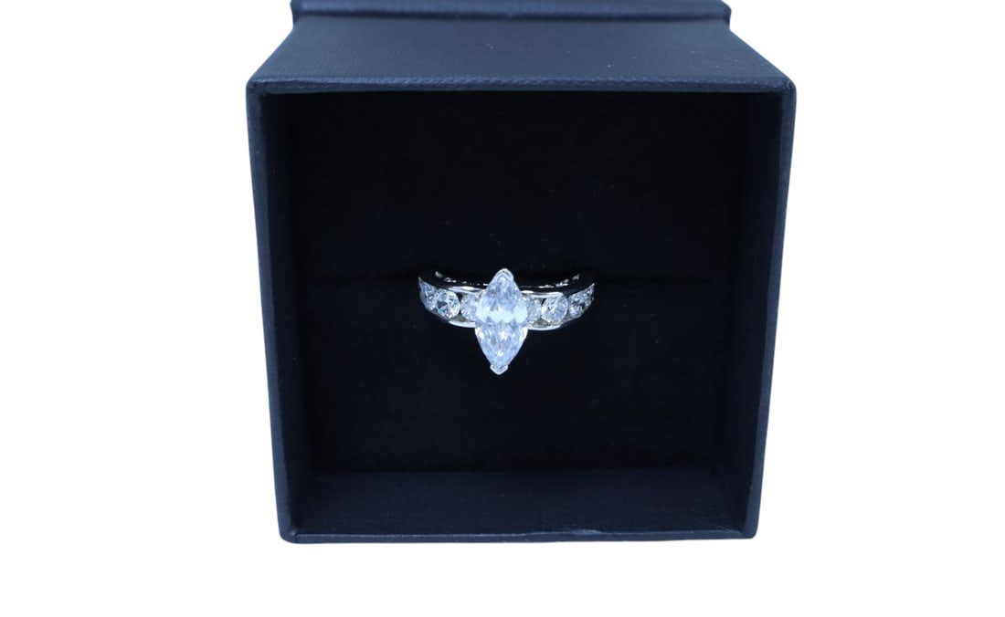 Beautiful 3.90 ctw marquis-cut simulated diamond ring (1 of 4)