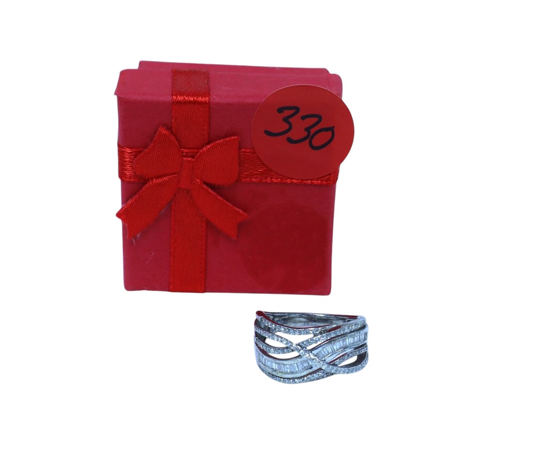 1.02ct diamond and sterling silver ring in gift box: 1.02ct diamond and sterling silver ring in gift box. Size 5.75