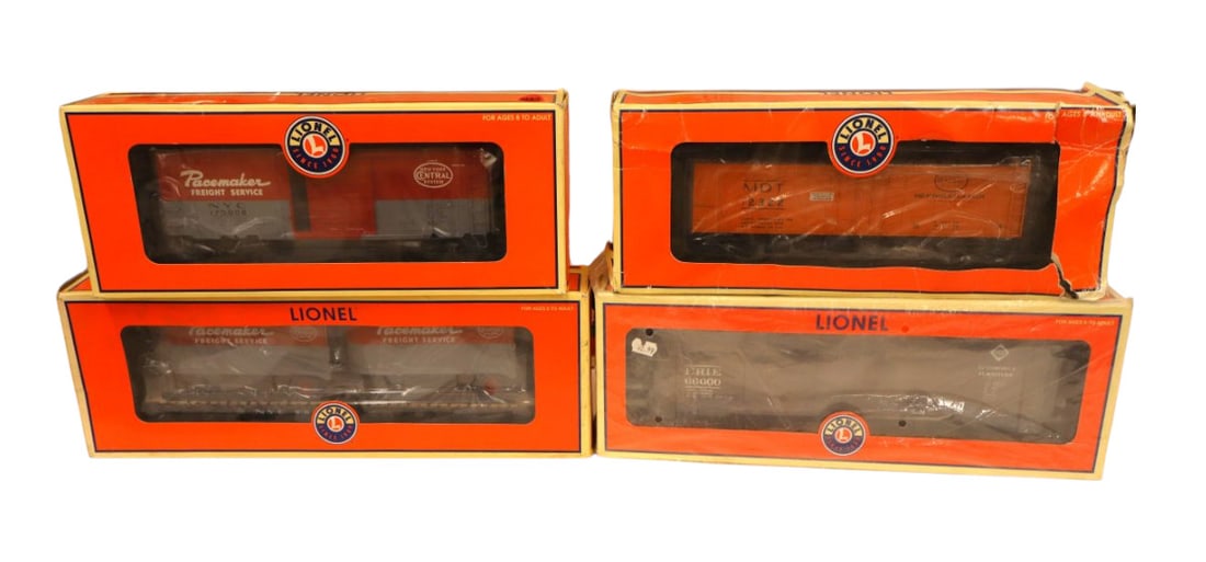 4 Lionel train cars in boxes (1 of 3)