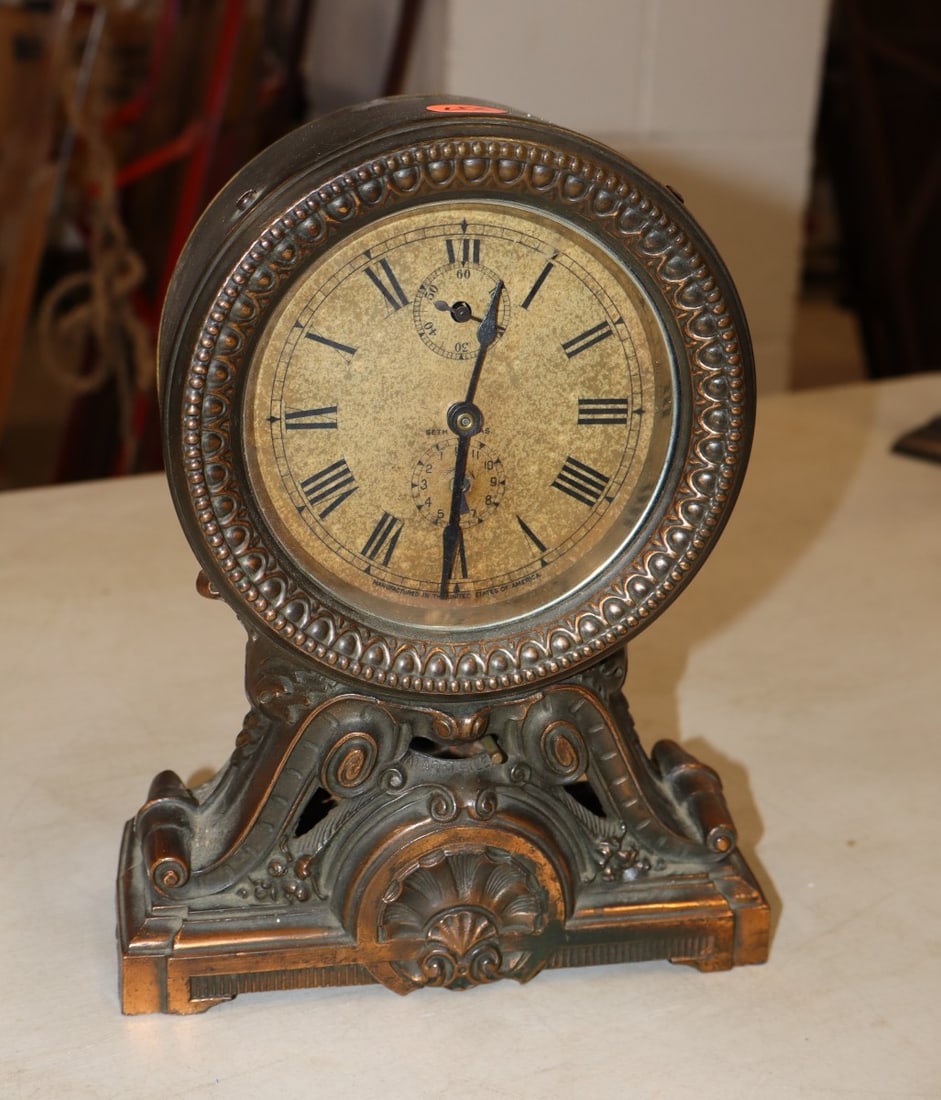 Vintage Coppertone clock: Vintage Coppertone clock.