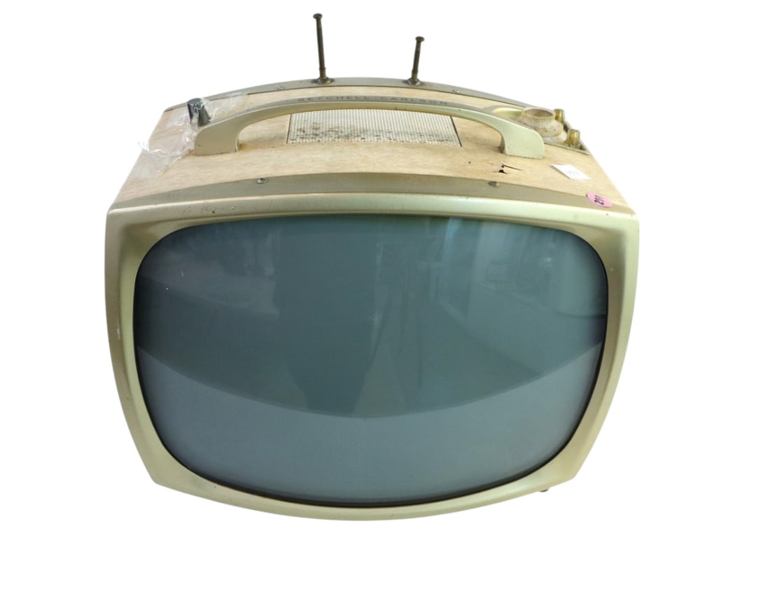 Semi antique Setchell-Carlson Television: Semi antique Setchell-Carlson Television. 13"h x 16"w x 10"d