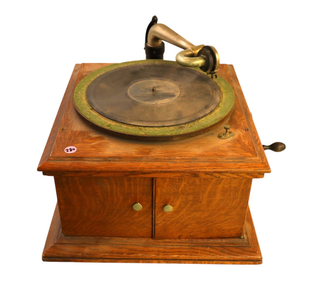 Working antique oak table top Victrola with crank: Working antique oak table top Victrola with crank in original finish with record. 14"h x 15.5"w x 16.5"d