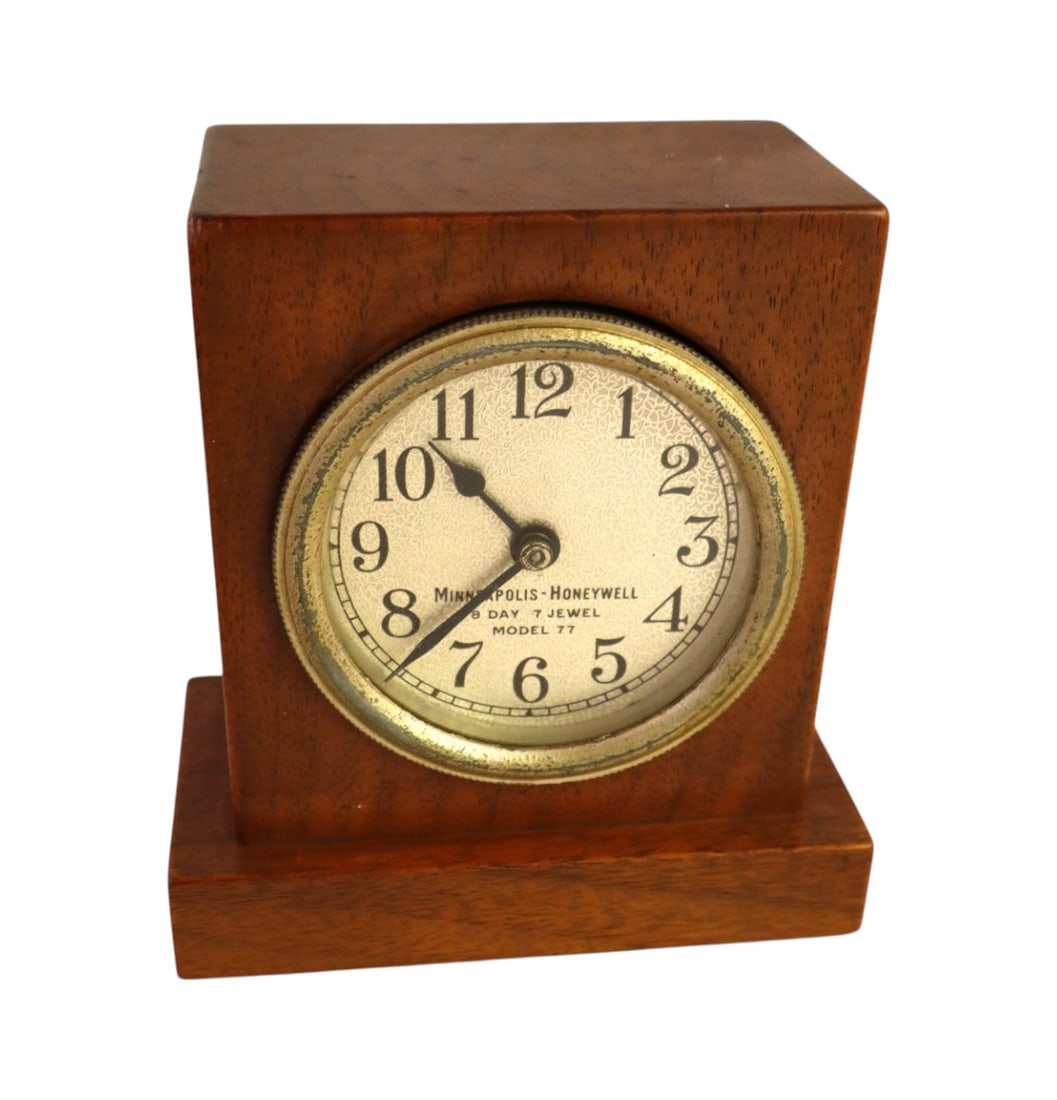 MidC Minneapolis-Honeywell #77 desk clock (1 of 3)