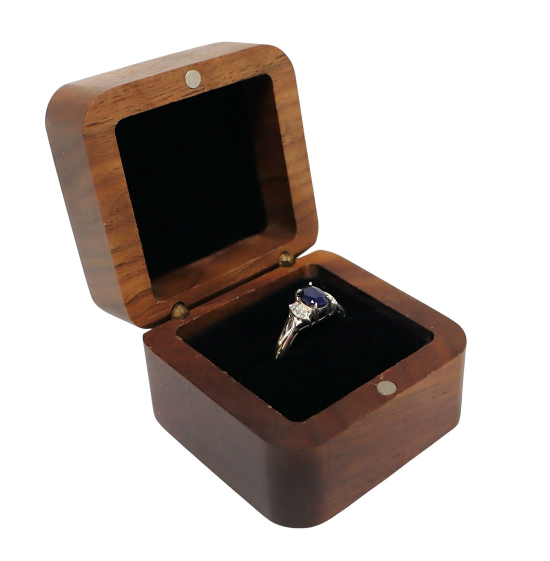 Blue sapphire 1.55ct and diamond ring s/s: Blue sapphire 1.55ct and diamond ring in sterling silver with nice rosewood gift box. Approx. size 7.5