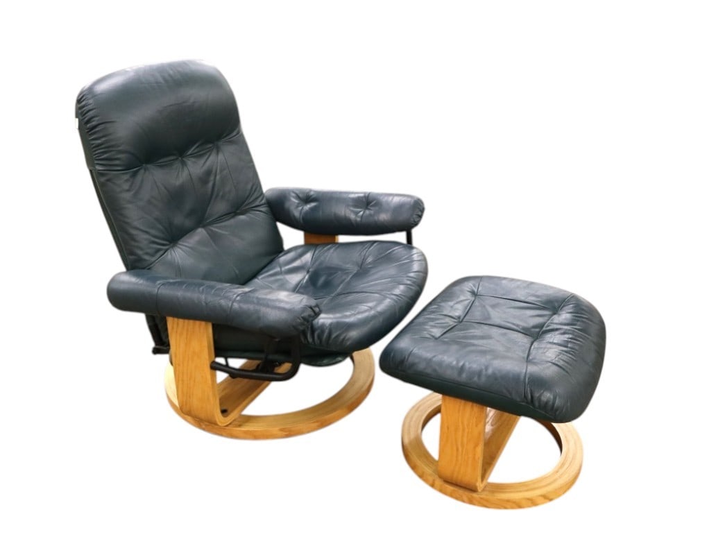 MCM stressless chair & ottoman green leather laminated oak maple base: 2 piece mid century modern design stressless chair and ottoman in green leather with laminated oak and maple base, structurally sound and in good condition. Chair 37"h x 31"w x 29"d seat height 16".