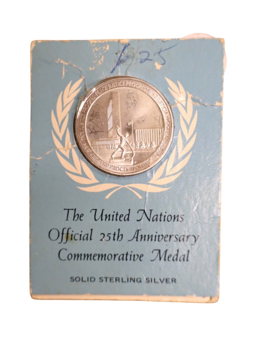 United Nations official 25th Anniversary commemorative medal in solid sterling silver by Franklin: United Nations official 25th Anniversary commemorative medal in solid sterling silver by Franklin Mint