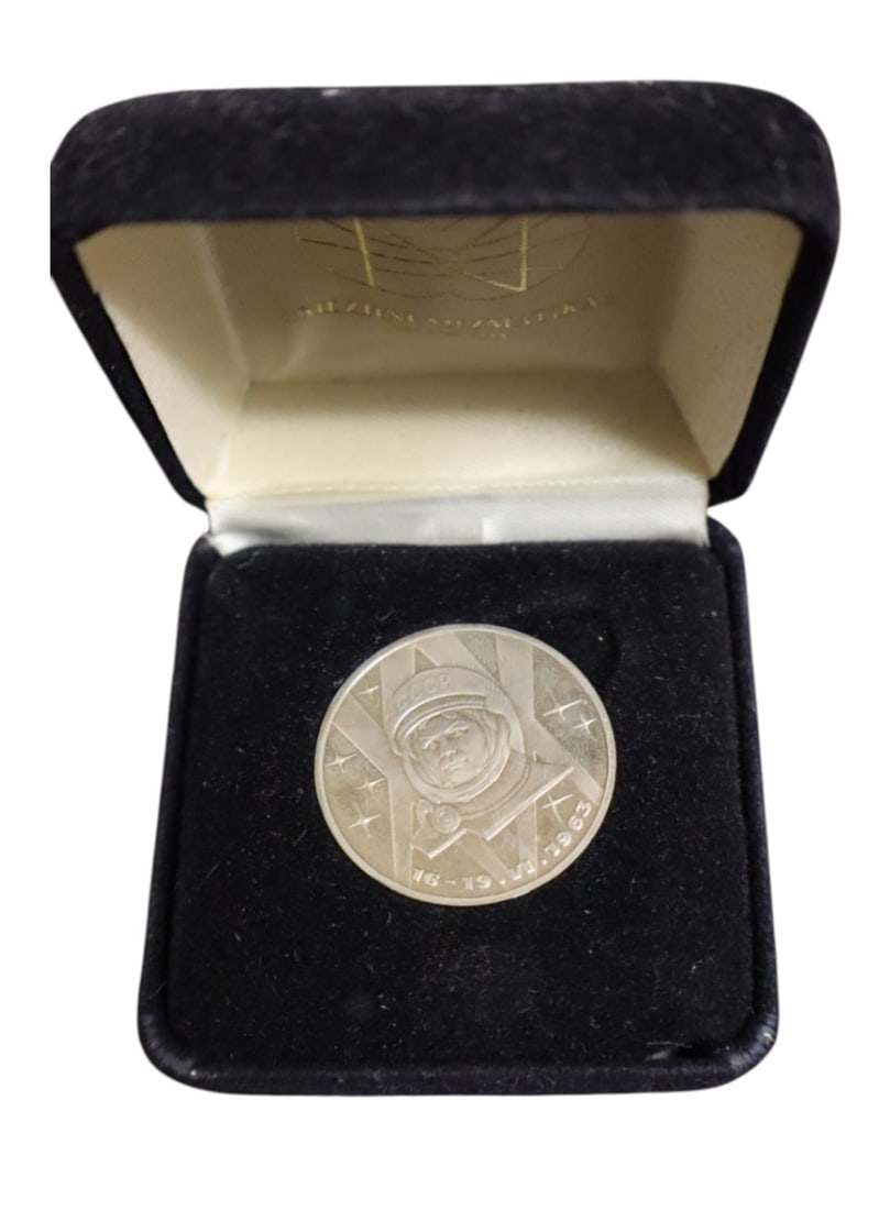 Astronaut Russian Moscow 1983 commemorative coin believe silver in original case: Astronaut Russian Moscow 1983 commemorative coin believe silver in original case