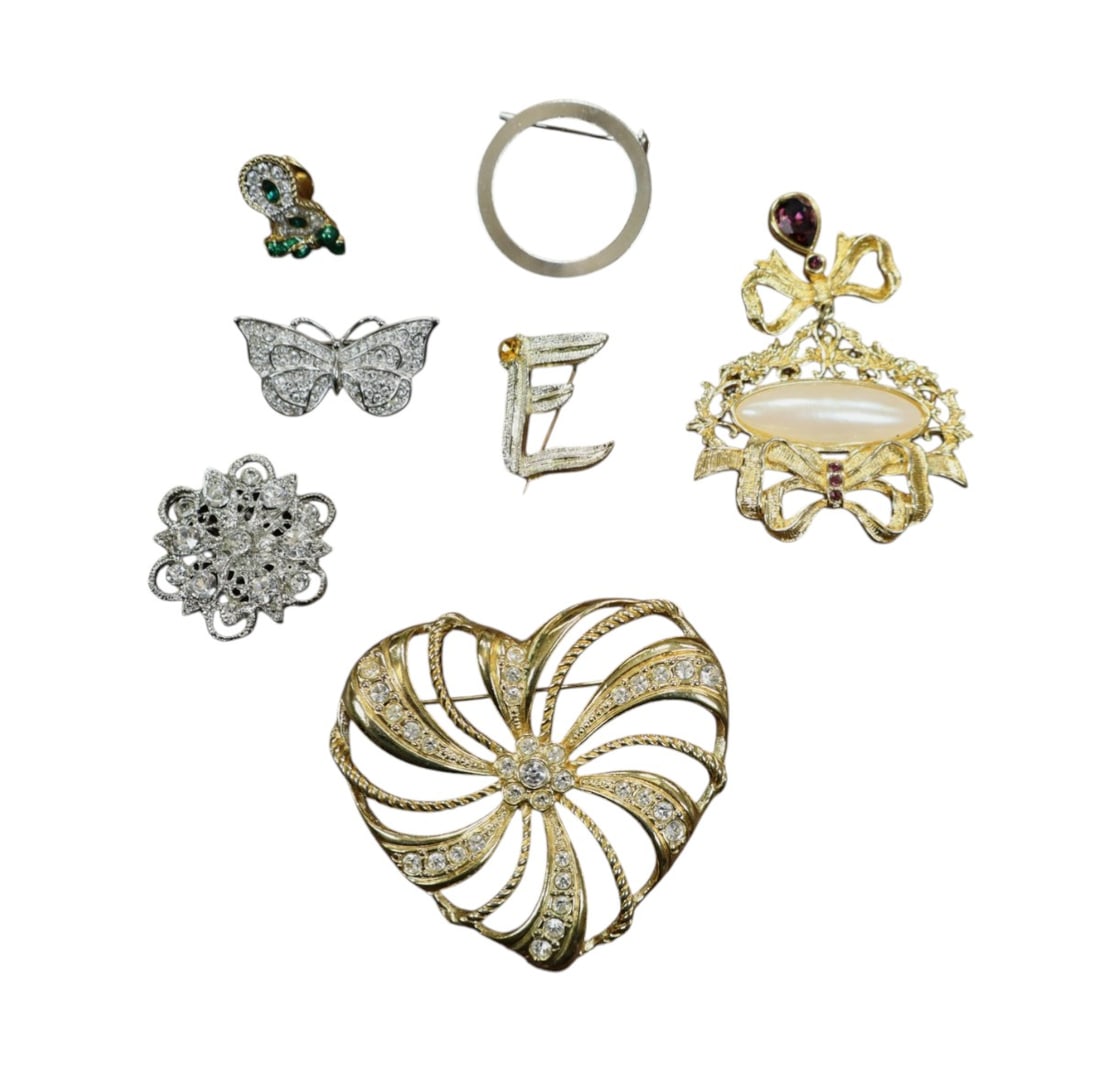 7 pieces of vintage costume jewelry, some signed, various sizes.: 7 pieces of vintage costume jewelry, some signed, various sizes.