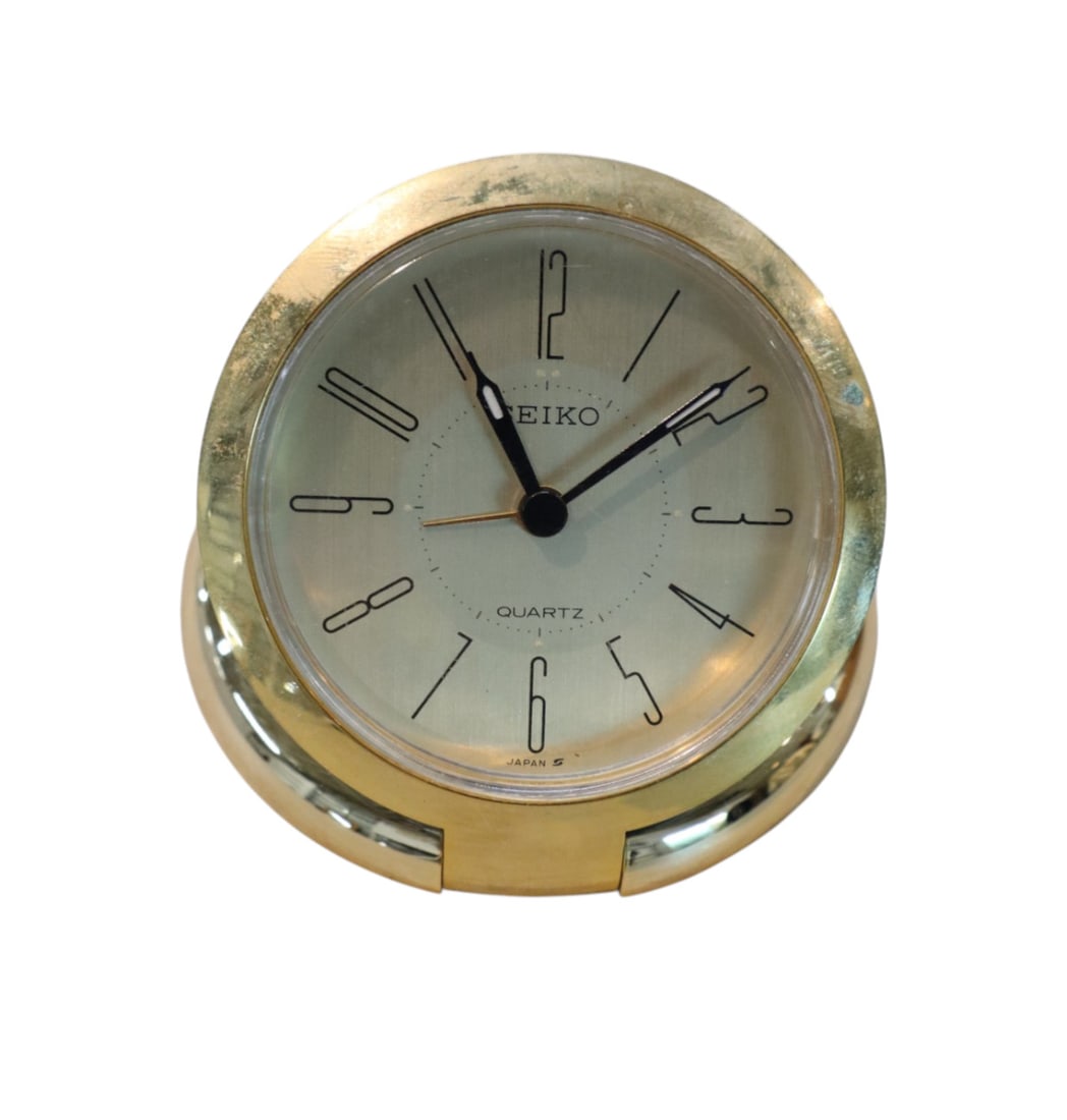 Vintage Seiko traveling Quartz flip open table clock: Vintage Seiko traveling Quartz flip open table clock, gold tone. 3" diameter