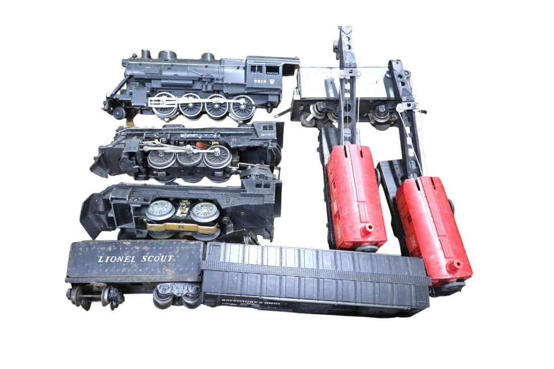 8 pieces of Lionel train engines and cars (1 of 2)