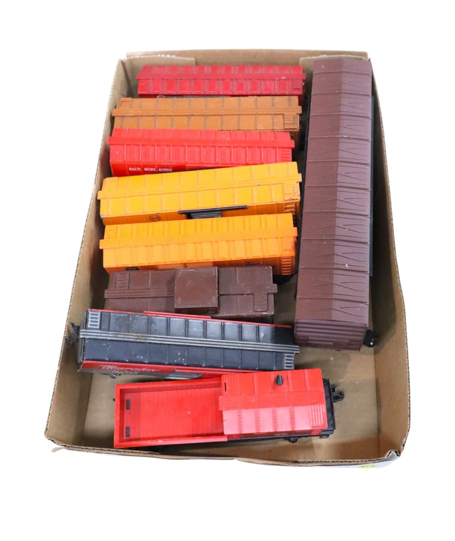 9 Lionel train cars and other one metal (1 of 2)