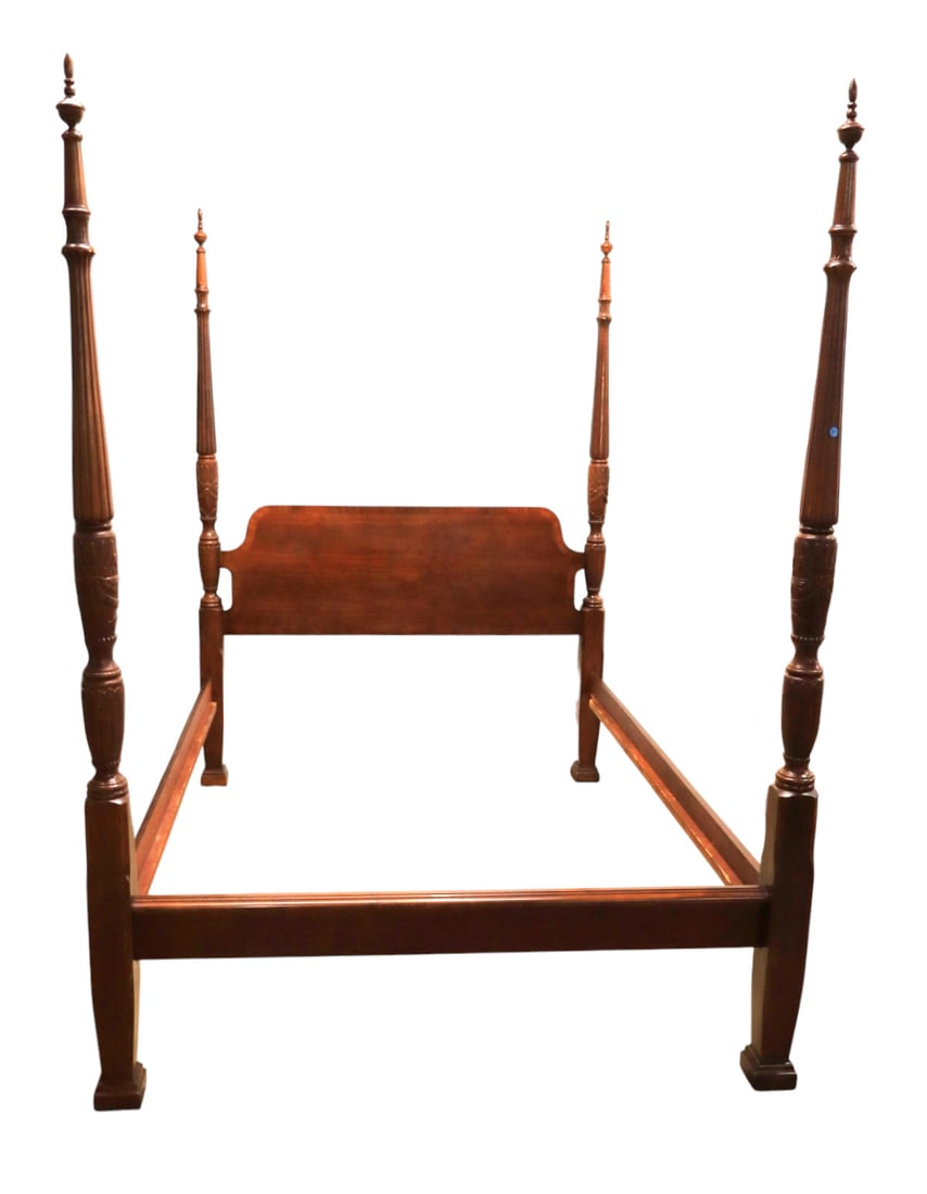 Traditional 4 poster queen size bed - mahogany w/banding: Traditional 4 poster queen size bed in the mahogany with banding, original finish, structurally sound and in good condition. Footprint: 88.5"h x 89"d x 64"w