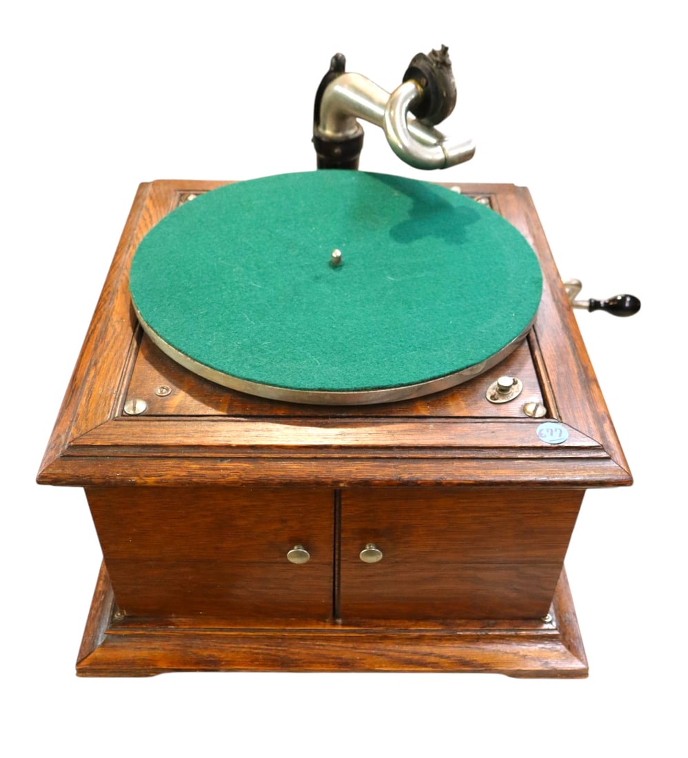 Antique Victor Victrola VV-IX #437375 phonograph (1 of 9)