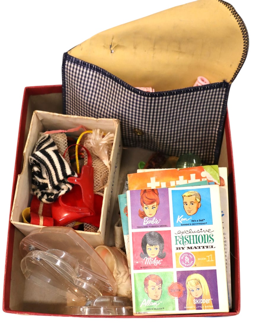 6 Barbie Exclusive Fashions booklets, accessories, clothing? (1 of 3)