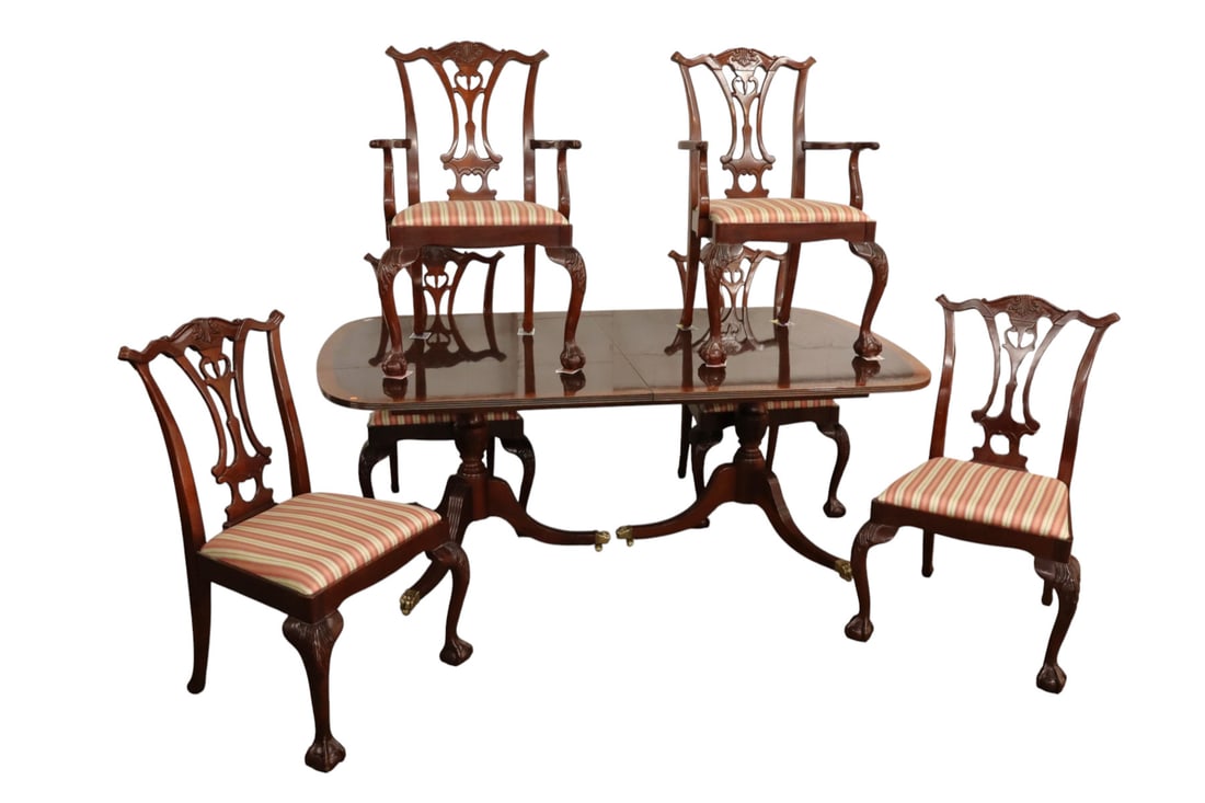 Beautiful 7pc Vintage Hickory White dining set: Beautiful 7 piece vintage Hickory White Furniture dining set in the mahogany with rosewood banding dining room table with Duncan Phyfe legs with brass capped feet and 6 matching Chippendale style ball