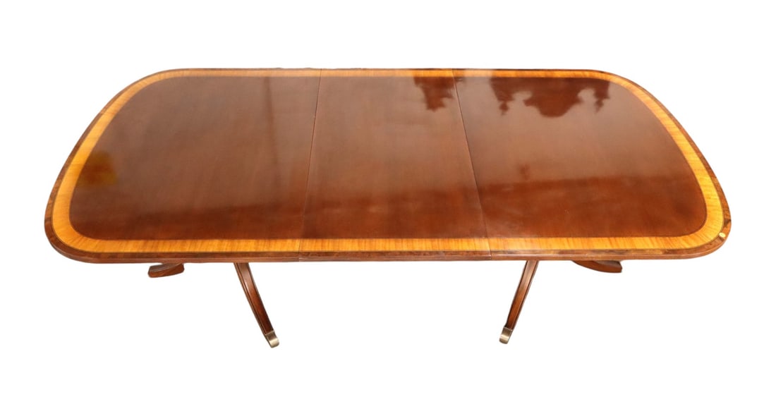 Beautiful Ethan Allen banded dining table with 1 leaf (1 of 12)