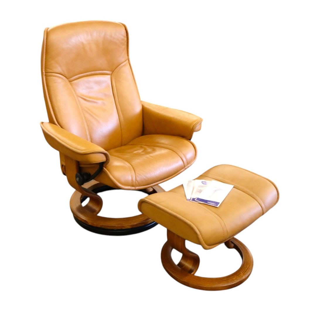 Ekornes leather stressless chair and ottoman - like new - Norway: Nice Ekornes leather stressless chair and ottoman in like new condition in saddle brown with laminated walnut base made in Norway, Scandinavian craftmanship, works as should (swivel & recline), all or