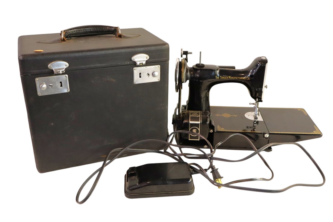 Antique Singer Feather Weight Sewing Machine (1 of 17)