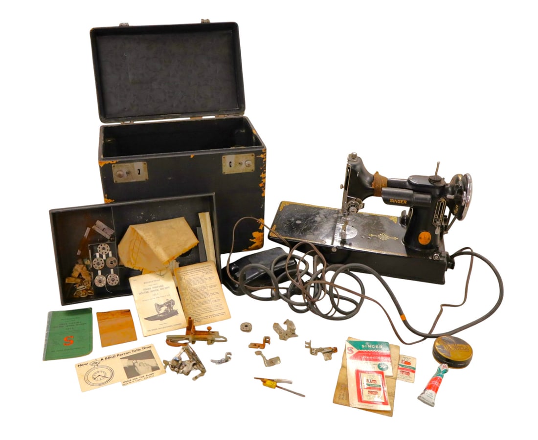 Antique Singer Feather Weight sewing machine in original case (1 of 12)