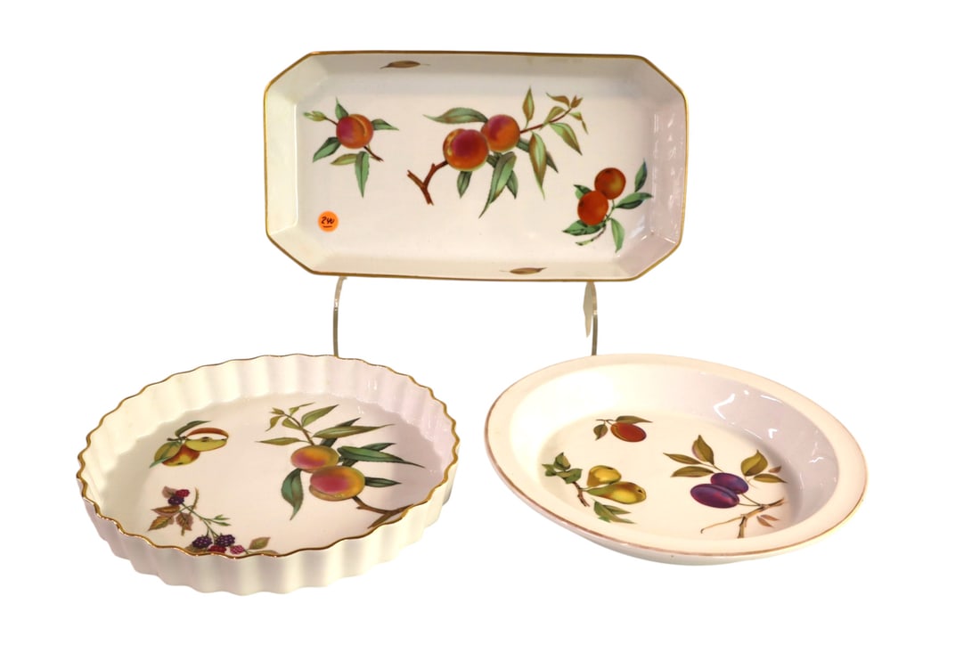 3 Royal Worcester Evesham serving platter and plates: 3 Royal Worcester Evesham collection serving platter and plates, no noticeable issues. (2) 10.25" diameter 15"l x 8"w x 2"h