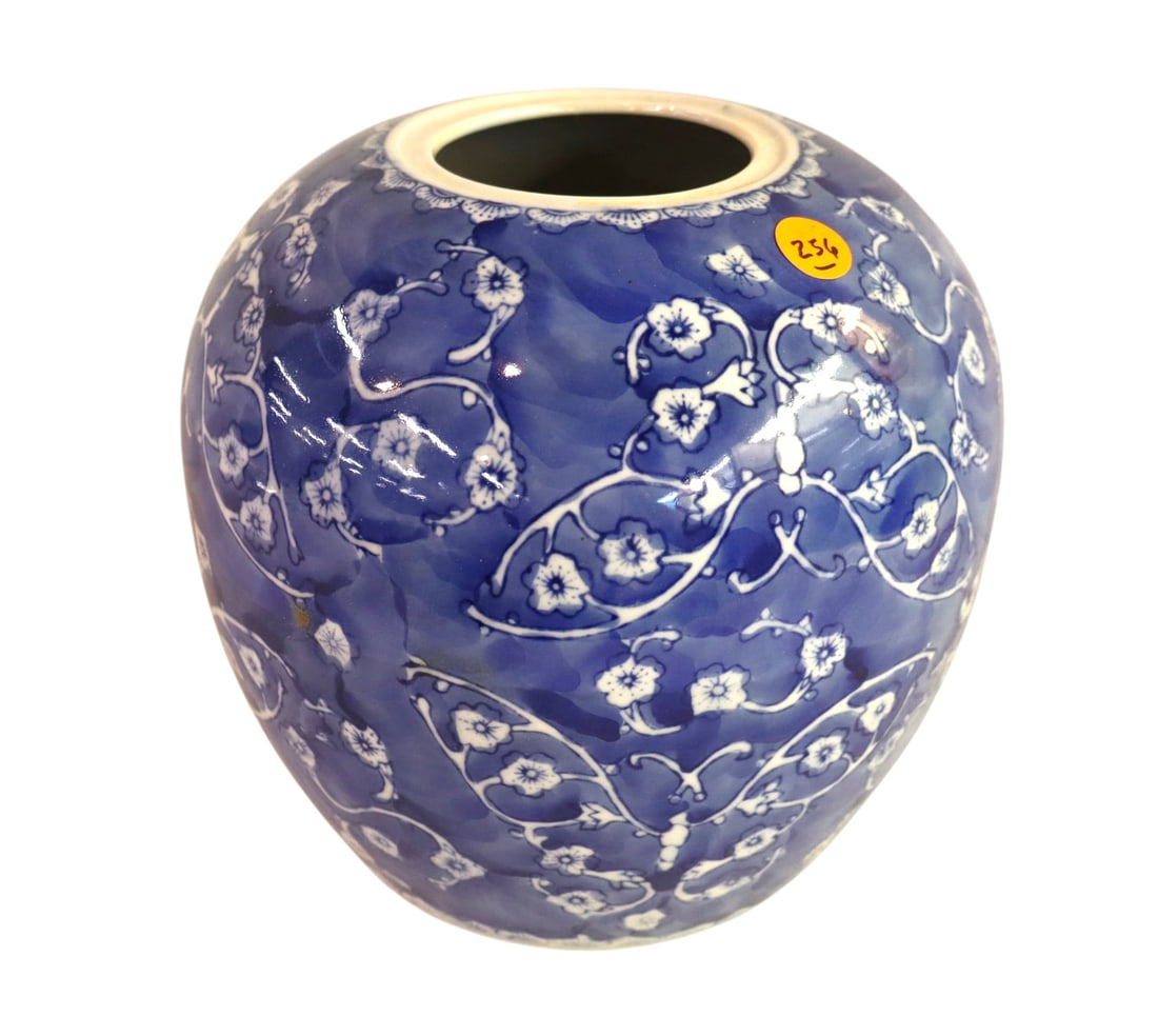 Signed Chinese blue and white jar: Signed Chinese blue and white jar no noticeable issues. 8"h x 9" diameter