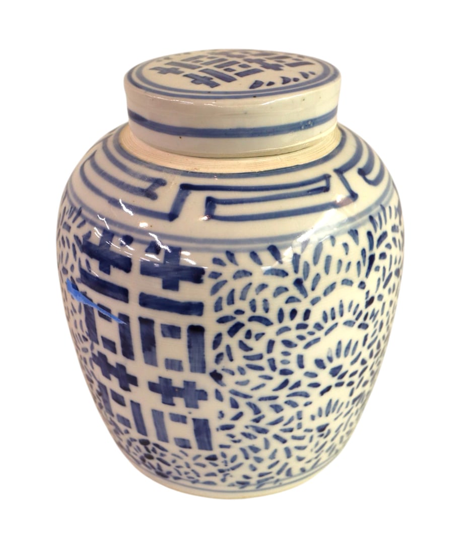 Chinese blue and white ginger jar with lid - unsigned: Unsigned Chinese blue and white ginger jar with lid no noticeable issues. 9.5"h x 8" diameter