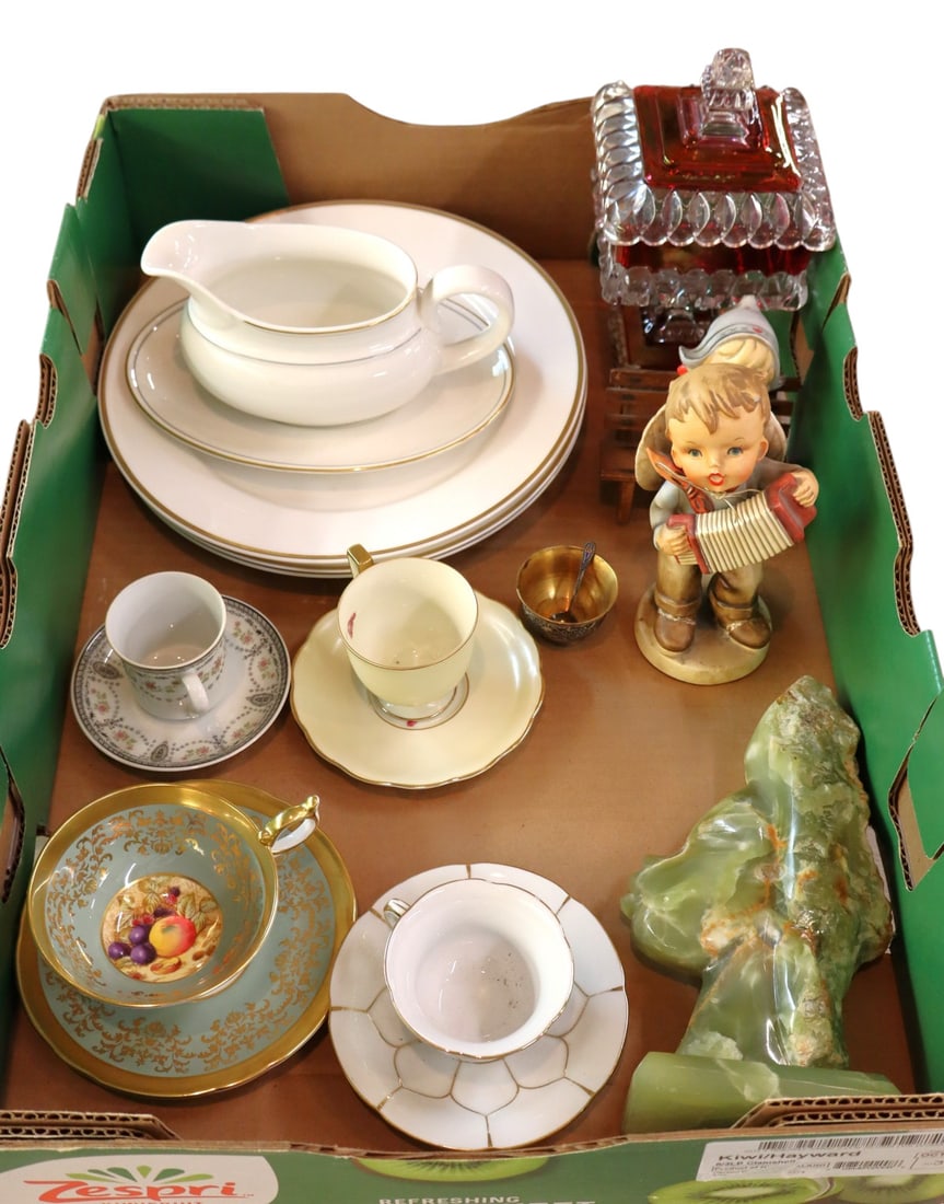 13pc: cups/saucers, onyx art head, candy dish?: Large 13 piece mixed lot: cups and saucers, onyx art head, candy dish and other.