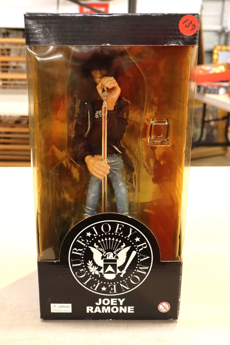 Vintage Joey Ramone figure new in box (1 of 4)