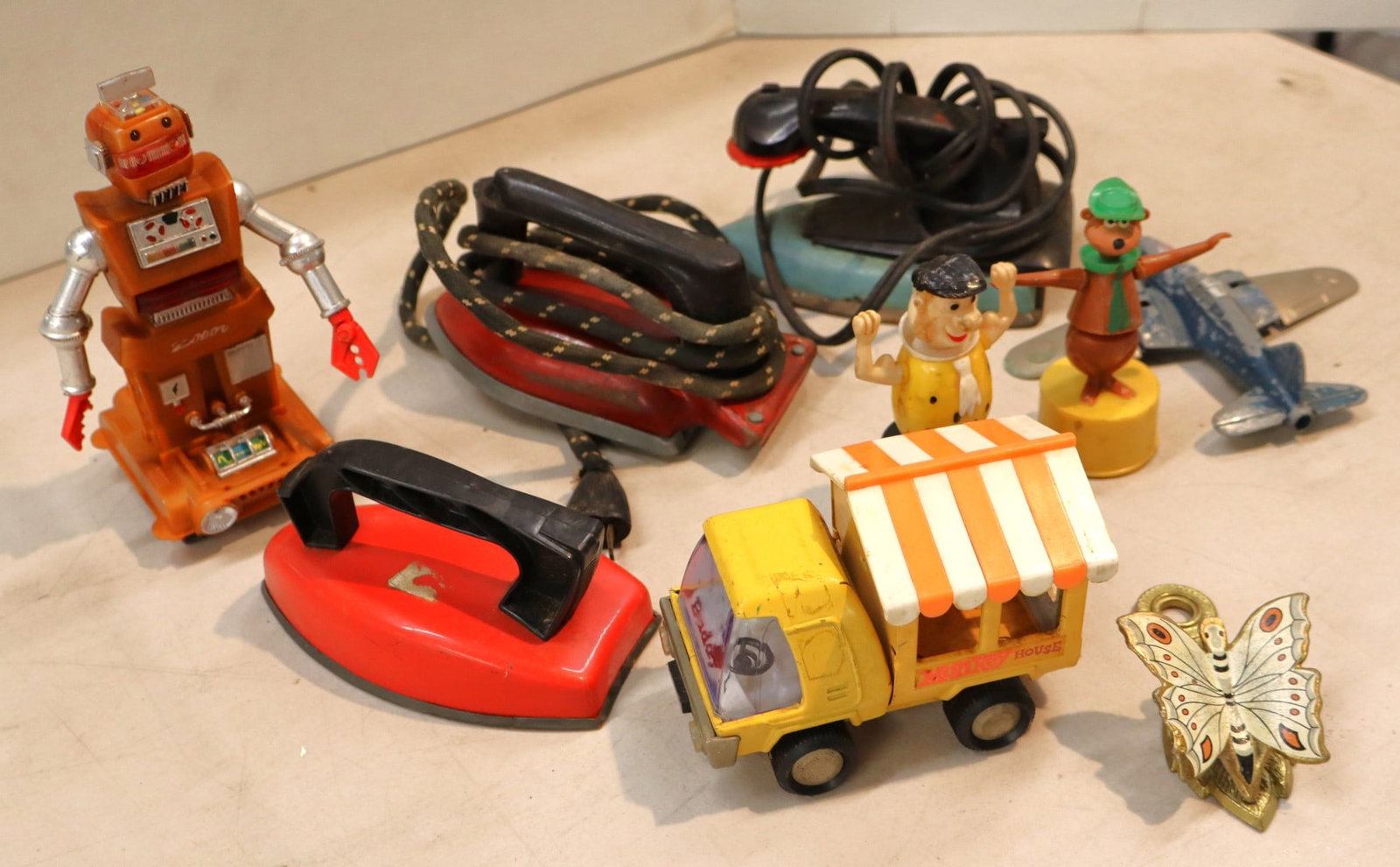 Assortment of vintage children's toys (1 of 2)