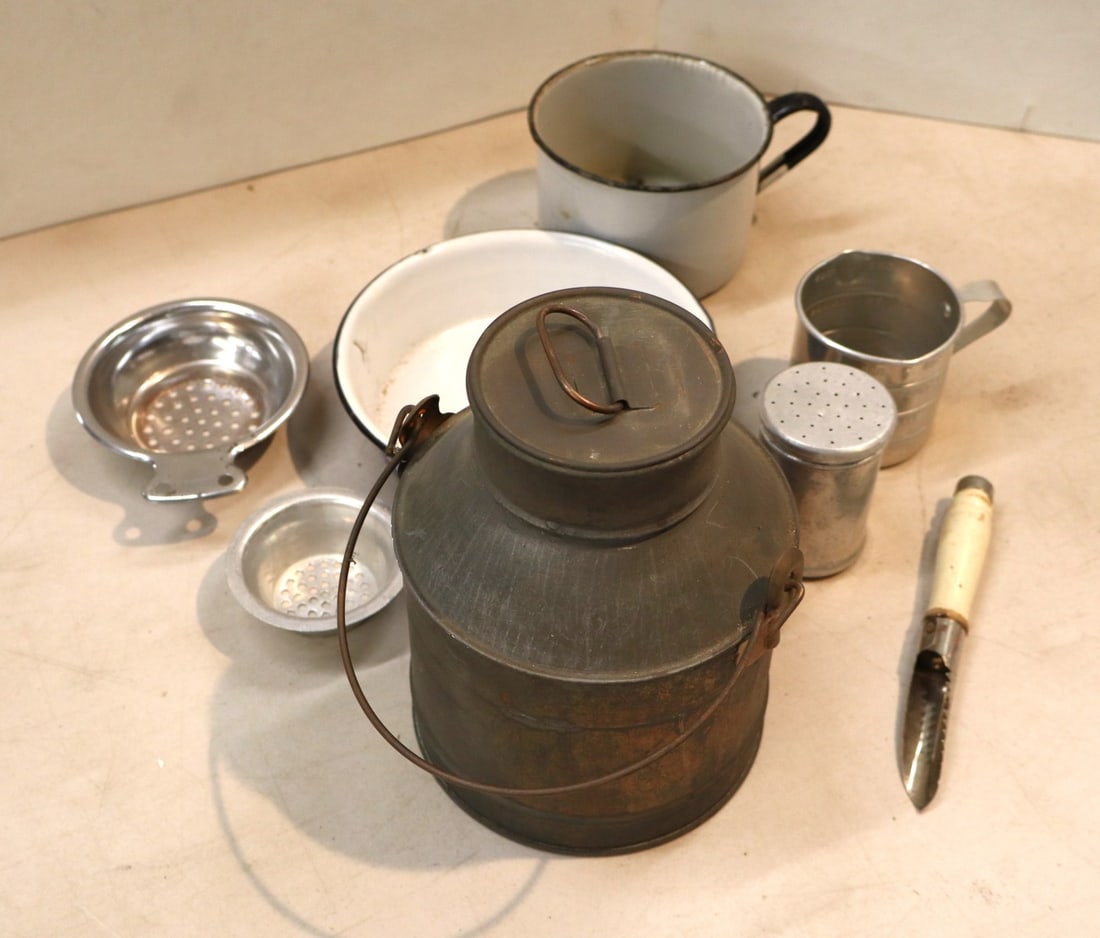 Group of vintage cookware accessories (1 of 2)