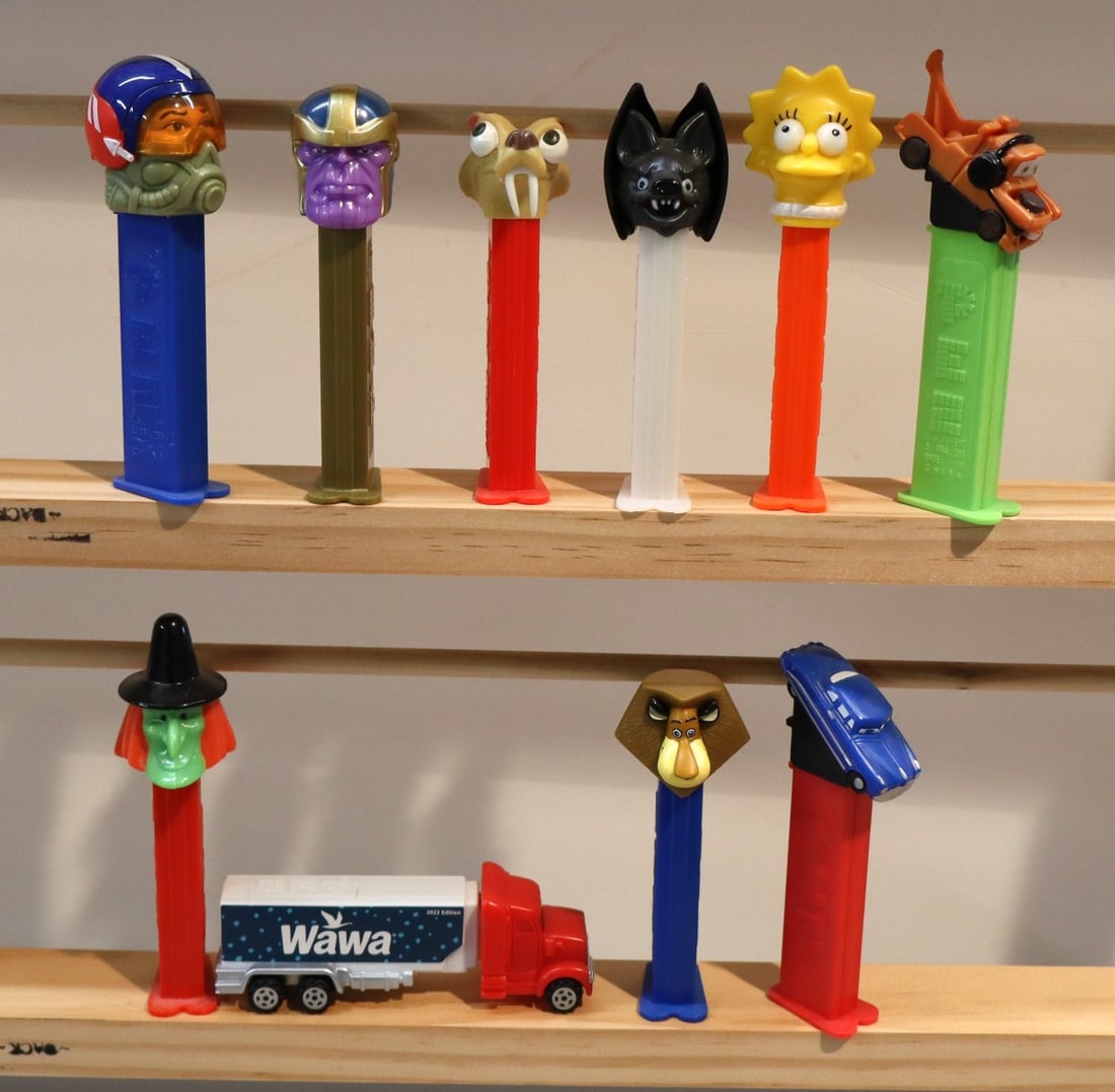 10 vintage PEZ candy dispensers (1 of 2)