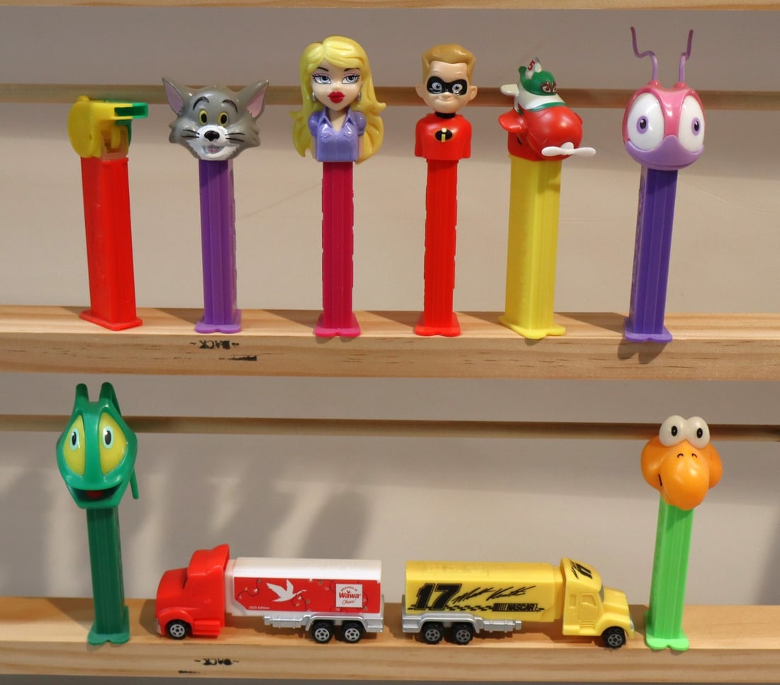 10 vintage PEZ candy dispensers (1 of 2)