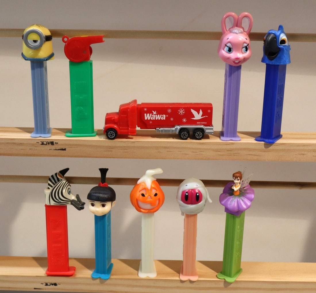 10 vintage PEZ candy dispensers (1 of 2)