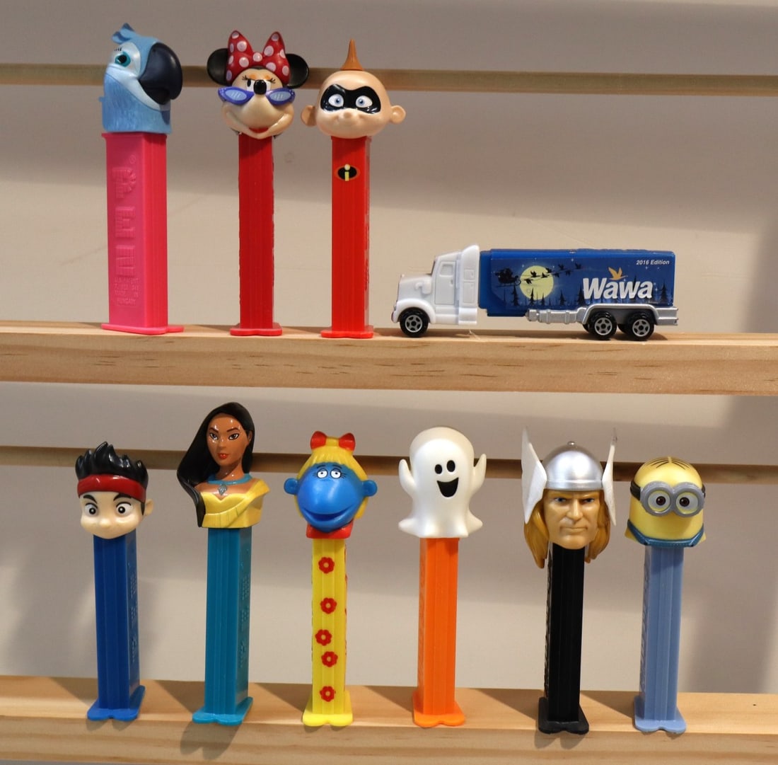 10 vintage PEZ candy dispensers (1 of 2)