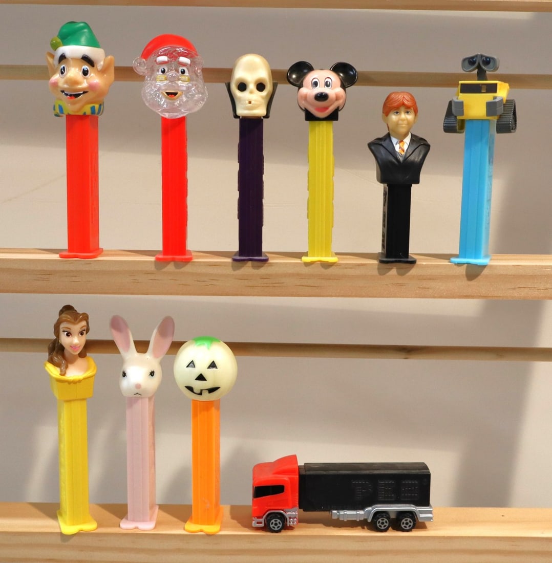 10 vintage PEZ candy dispensers (1 of 2)