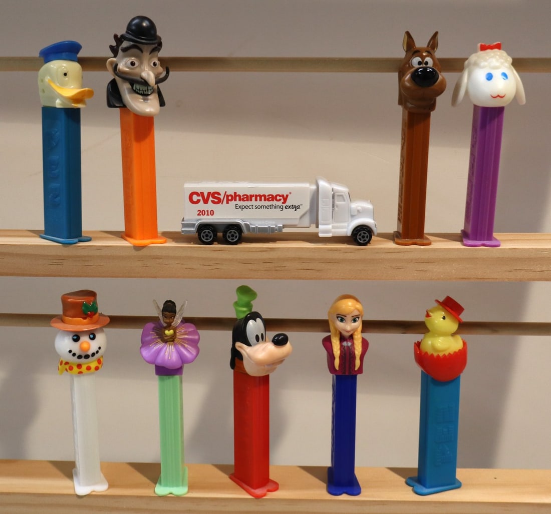 10 vintage PEZ candy dispensers (1 of 2)